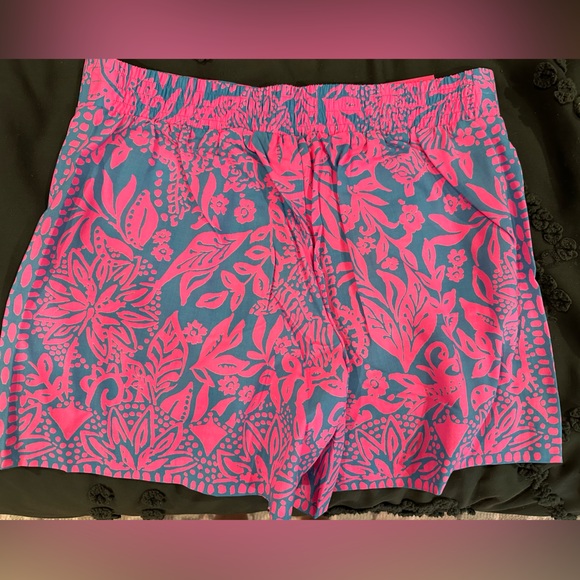 Lilly Pulitzer Neilah 5’ short in Aura Pink Leaf an Impression - Picture 3 of 4